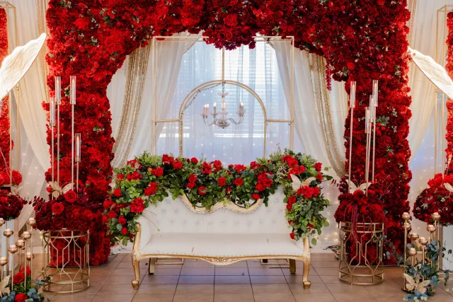 decoraciones con floras rojas para quinceañera